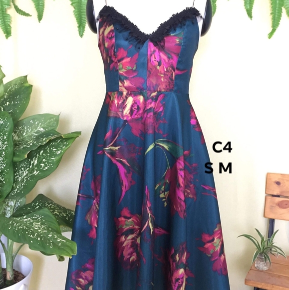 dresses - Picture 1 of 3